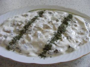 yogurtlu-kozlenmis-patlican-salatasi-tarifi-salata-tarifleri