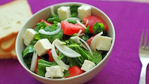 beyaz-peynirli-salata