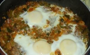 guvecte-yumurtali-pirasa-tarifi-sebze-yemekleri