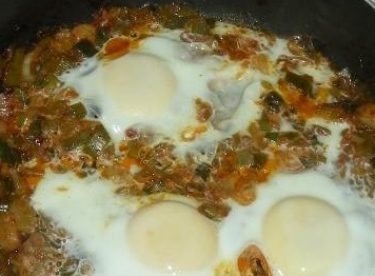 Güveçte Yumurtalı Pırasa Tarifi – Sebze Yemekleri