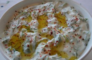 kolay-yogurtlu-semiz-otu-salatasi-tarifi-salata-tarifleri