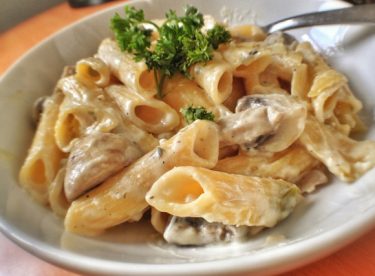 Kremalı Mantarlı Körili Makarna Tarifi – Hamur İşleri