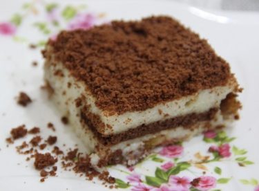 Yalancı Tavuk Göğsü ile Bisküvili Pasta Tarifi