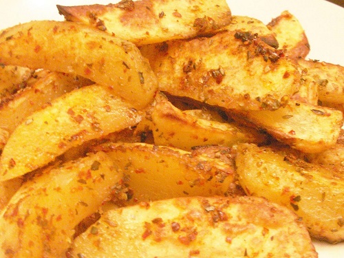 firinda-soslu-baharatli-patates-tarifi