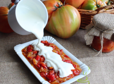 Yoğurtlu Kırmızı Biber Salatası Tarifi
